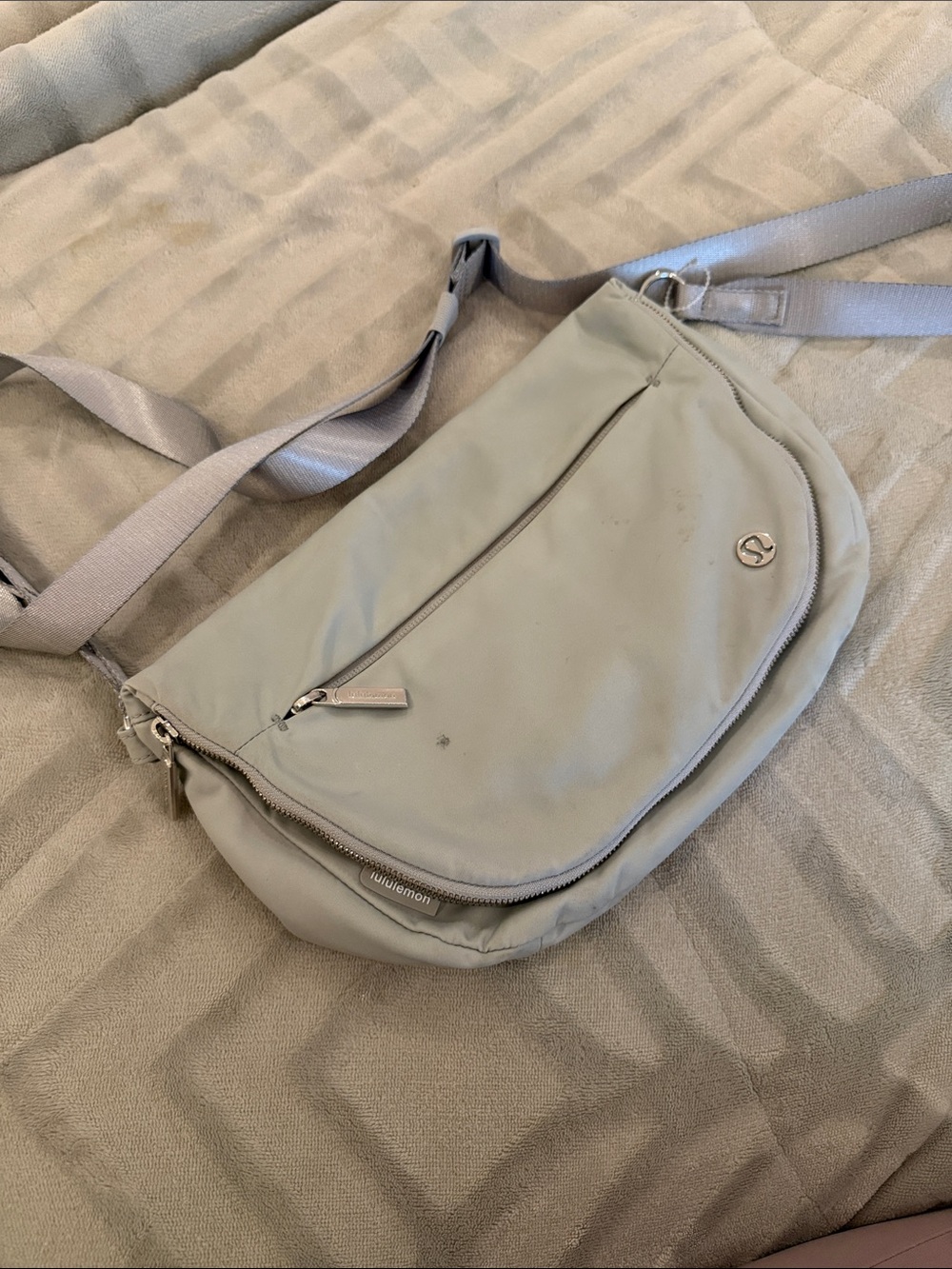 lululemon athletica light gray crossbody sling bag